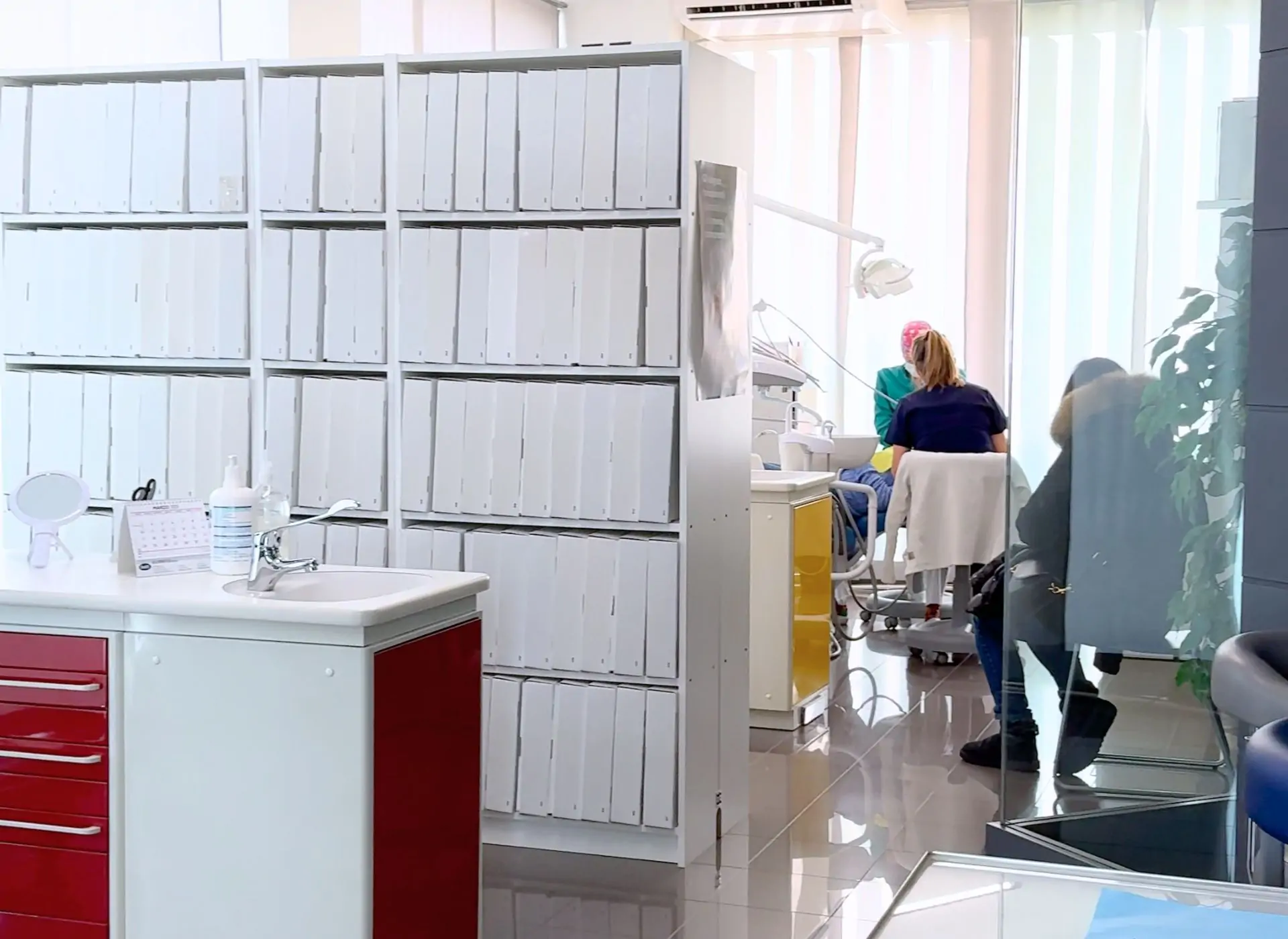 Dentista nella Bassa Bresciana: Facchinetti Dental a Manerbio 2 Area di cura di Facchinetti Dental a Manerbio: odontoiatra e assistente al lavoro in una delle postazioni