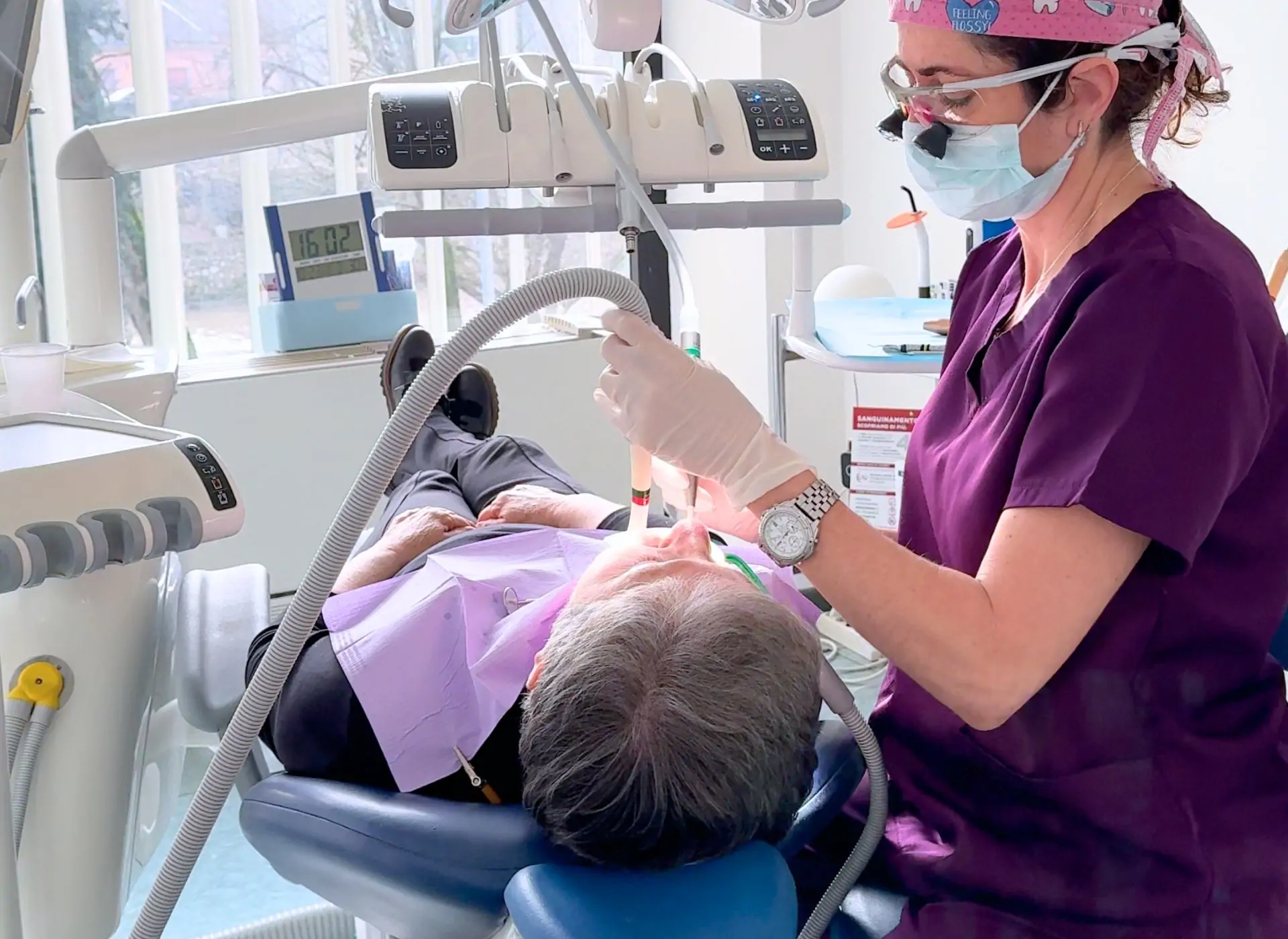 Igienista durante una seduta di igiene dentale professionale da Facchinetti Dental a Manerbio