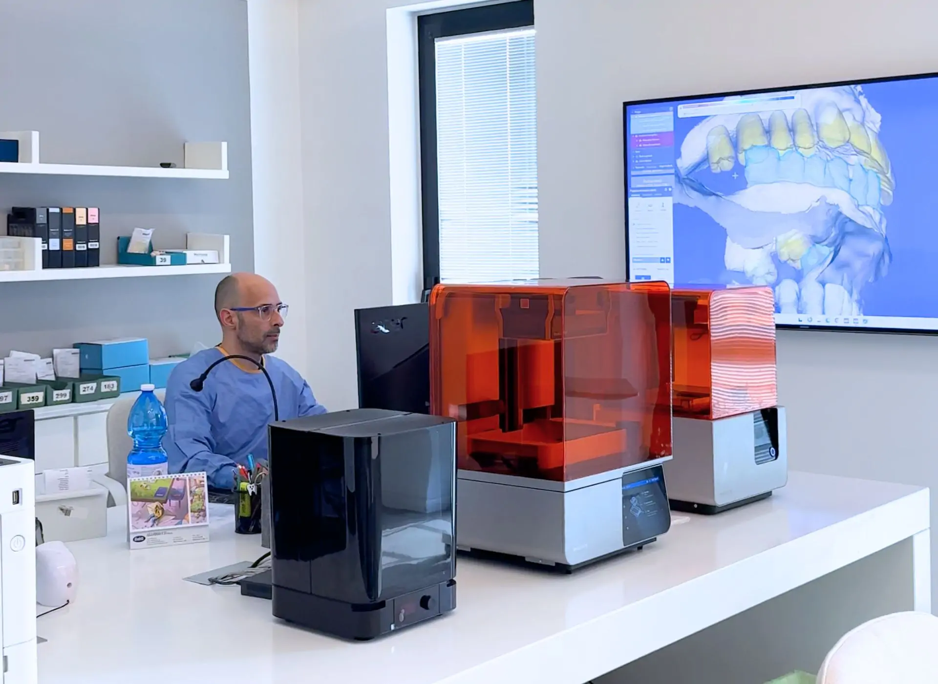 Laboratorio odontotecnico interno di Facchinetti Dental a Manerbio, con progettazione digitale e stampanti 3D