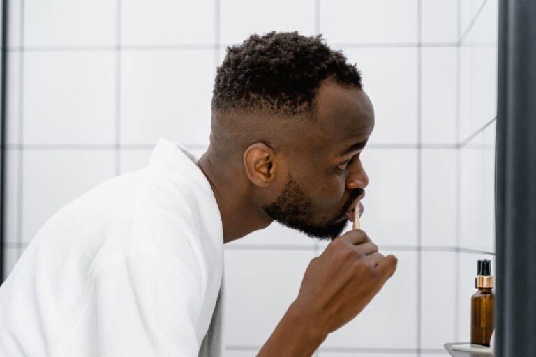 Blog 12 Uomo che si lava i denti allo specchio per prevenire l alito cattivo