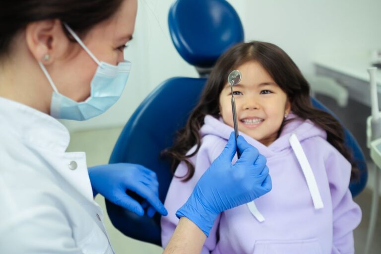 Blog 5 Bambina sorridente dal dentista durante la prima visita pediatrica