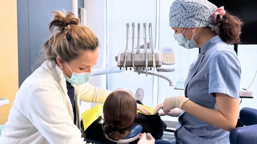 Seduta di igiene dentale professionale a Manerbio