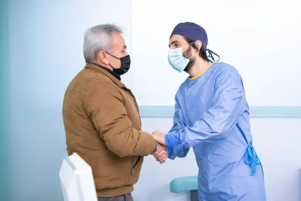 Dentista vicino a Bagnolo Mella: Facchinetti Dental a Manerbio 1 Odontoiatra di Facchinetti Dental che accoglie un paziente con una stretta di mano nella sede di Manerbio