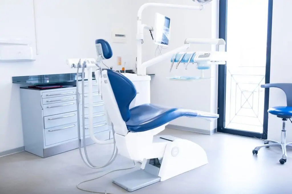 Dentista vicino a Verolanuova: Facchinetti Dental a Manerbio 1 Una delle sale di cura di Facchinetti Dental a Manerbio, con poltrona odontoiatrica e riunito