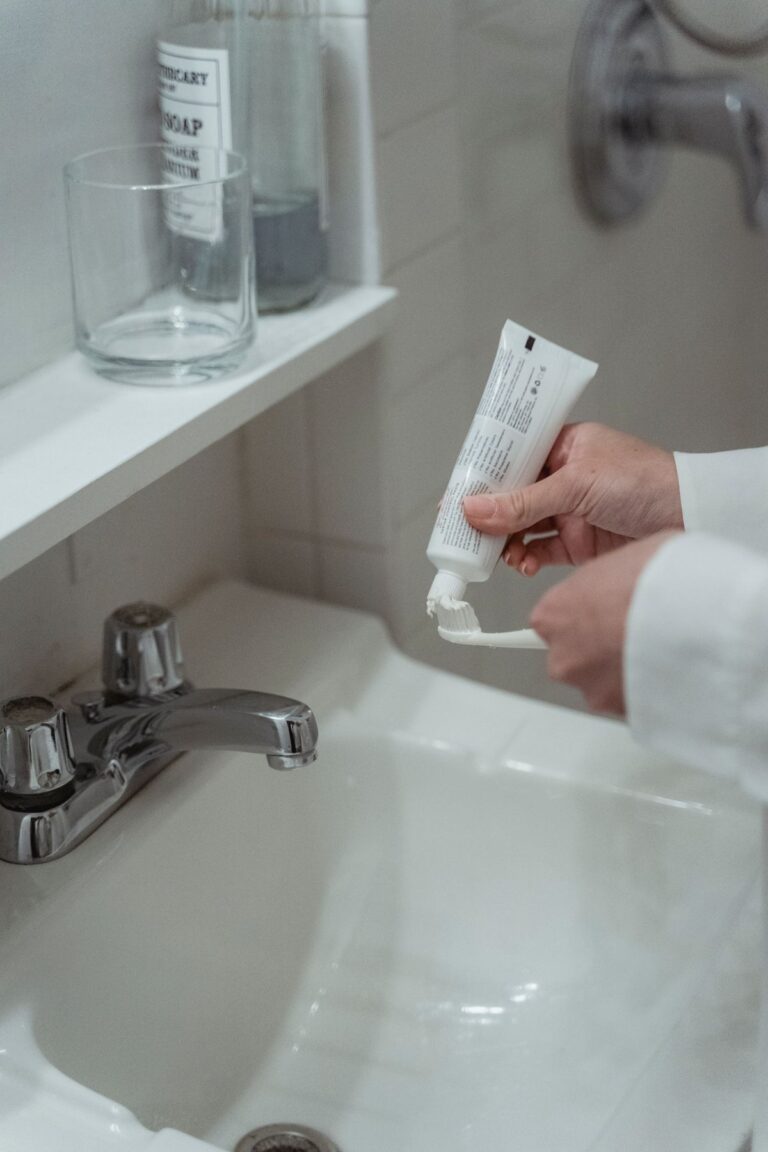 Blog 5 Dentifricio applicato sullo spazzolino per l’igiene orale quotidiana