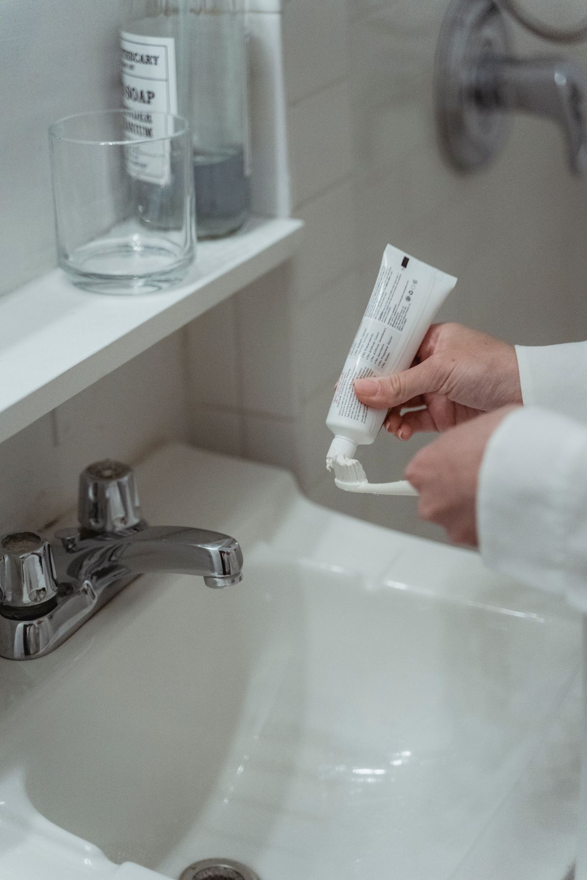 Dentifricio sullo spazzolino per l’igiene orale quotidiana