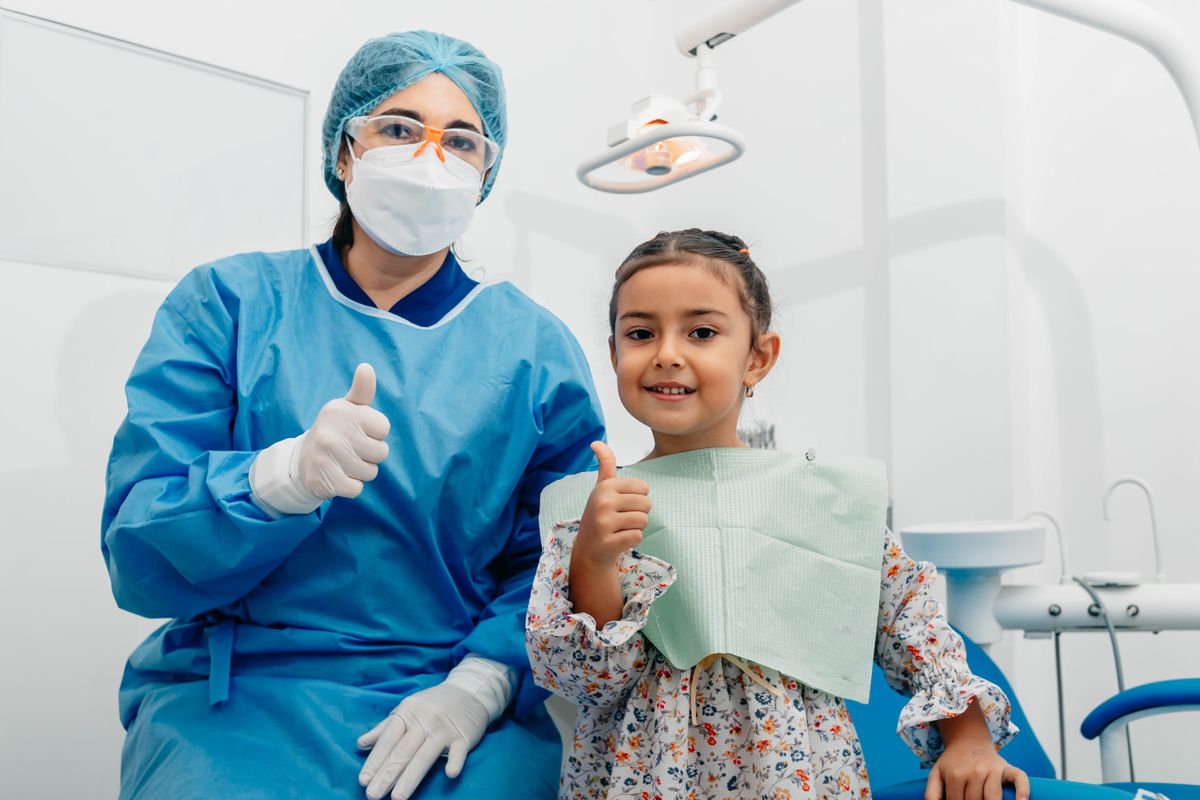 Paziente rilassata sorride insieme alla dentista dopo una seduta senza dolore